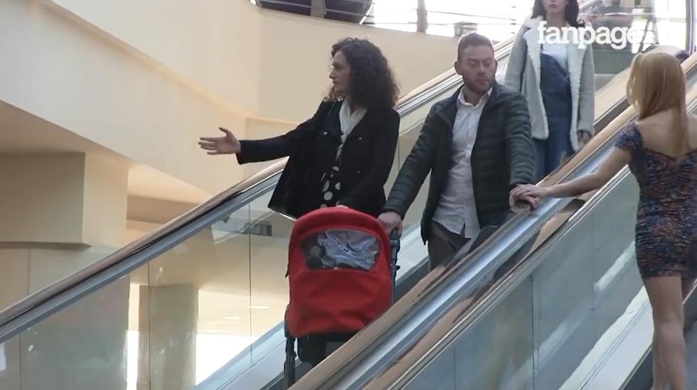 Full public. женщины в общественном транспорте. Public touching. девушки в общественном транспорте. красивые девушки в общественном транспорте.