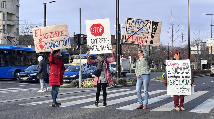 Ismét tüntetnek az oktatással kapcsolatos ügyek miatt/Fotó: Czerkl Gábor