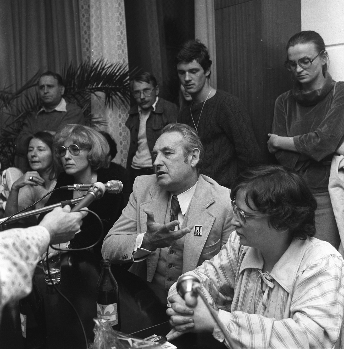 W raporcie Wydziału Kultury zaznaczano, że film Wajdy, coraz mocniej sympatyzującego z demokratyczną opozycją, nagrodzono „wyłącznie za walory artystyczne”.