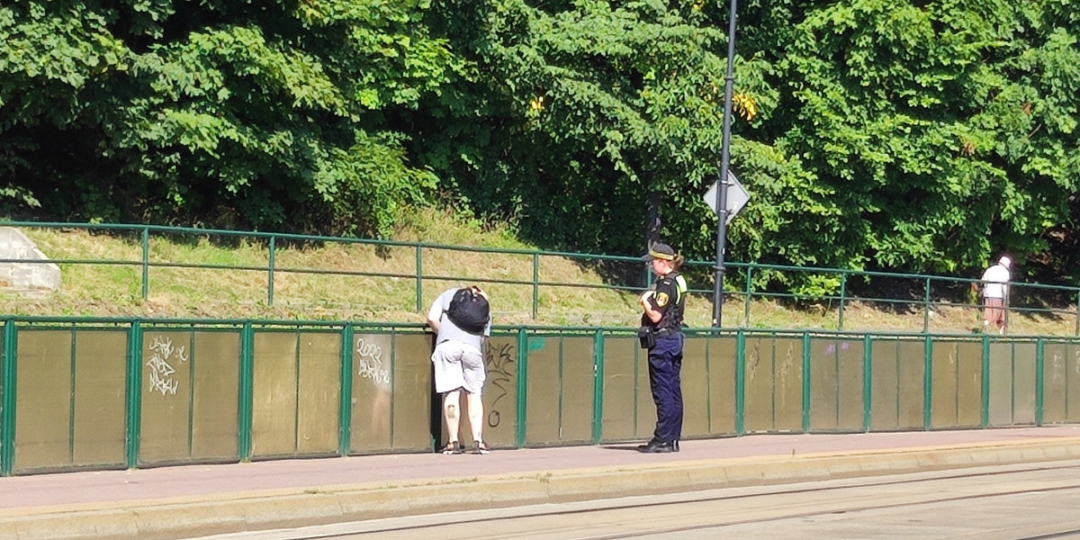 Mężczyzna mazał pisakiem po barierce przy przystanku. Po interwencji straży miejskiej sam usunął swoje "dzieło".