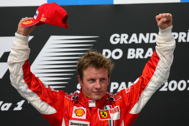 Kimi Raikkonen świętujący zwycięstwo w Grand Pix Brazylii w 2007 roku.