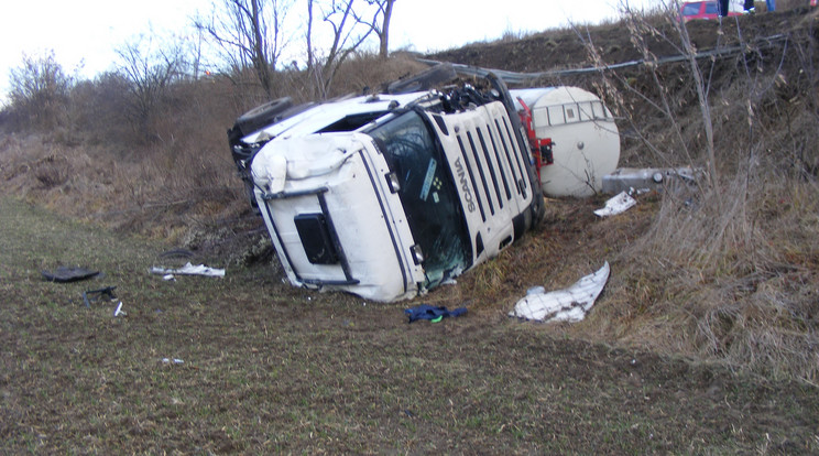 A kamion sofőrje elrántotta a kormányt, az árokba borult / Foto: MTI Aszód Őrs