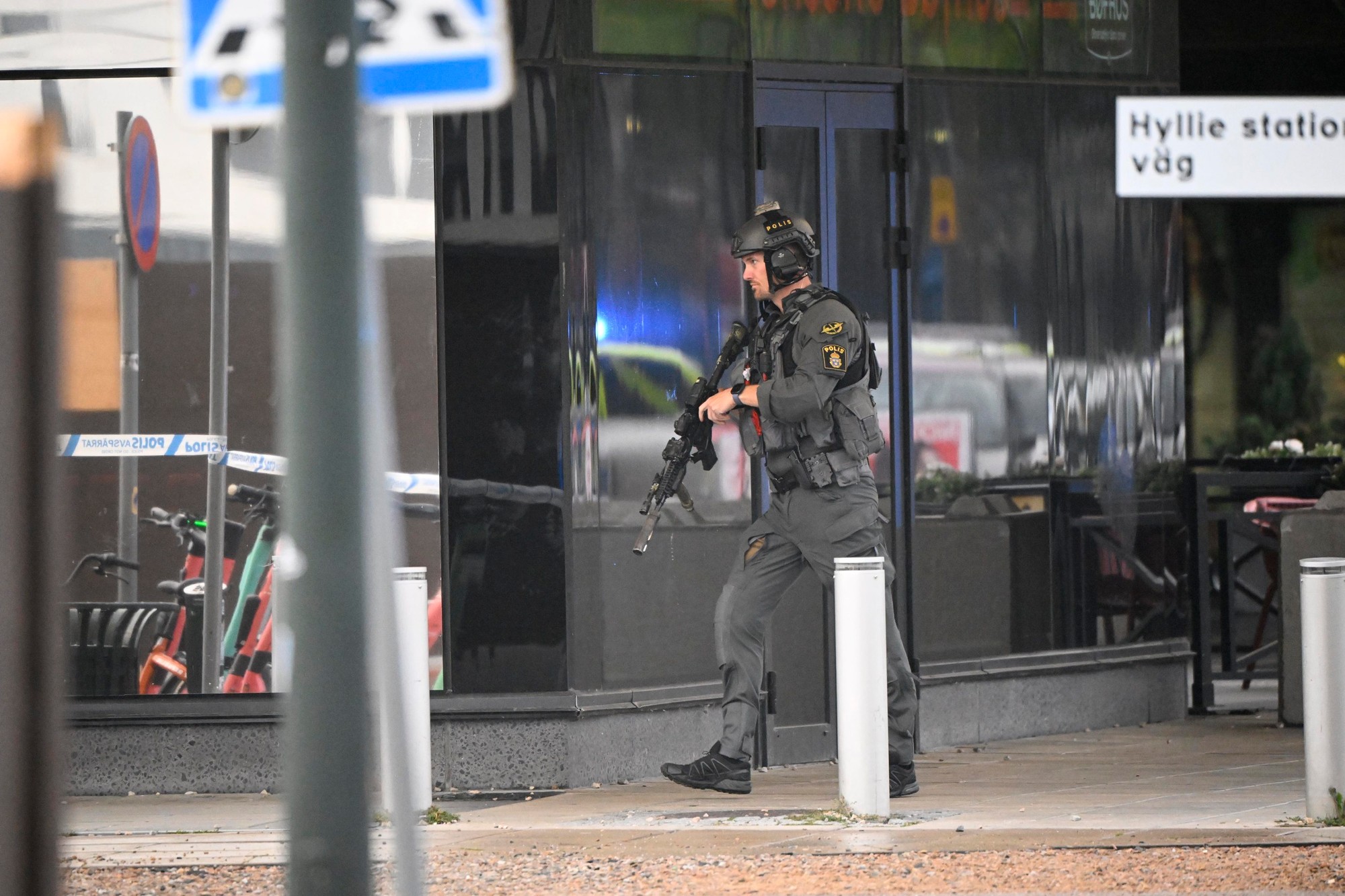 Polícia vypočúva na mieste svedkov a kontroluje materiál z bezpečnostných kamier.