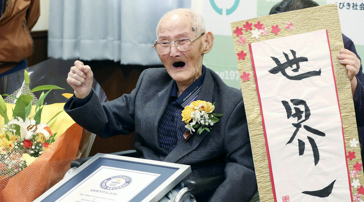 Vatanabe Csitecu 112 éves japán férfi egy általa készített kalligráfiával az észak-japáni Niigata prefektúrában fekvő Dzsoecuban, miután a Guinness Világrekordok a világ legöregebb férfijának nyilvánította /Fotó: MTI/AP/Kyodo News