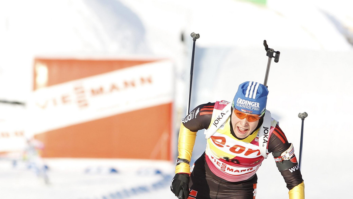 Niemka Magdalena Neuner wygrała bieg na 7,5 km biathlonowego Pucharu Świata, który odbył się w Oslo-Holmenkollen. Najlepsza z Polek - Magdalena Gwizdoń - zajęła 37. miejsce.