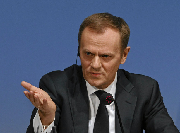 Premier dostał obniżkę. Zobacz, ile zarobił Donald Tusk. OŚWIADCZENIE