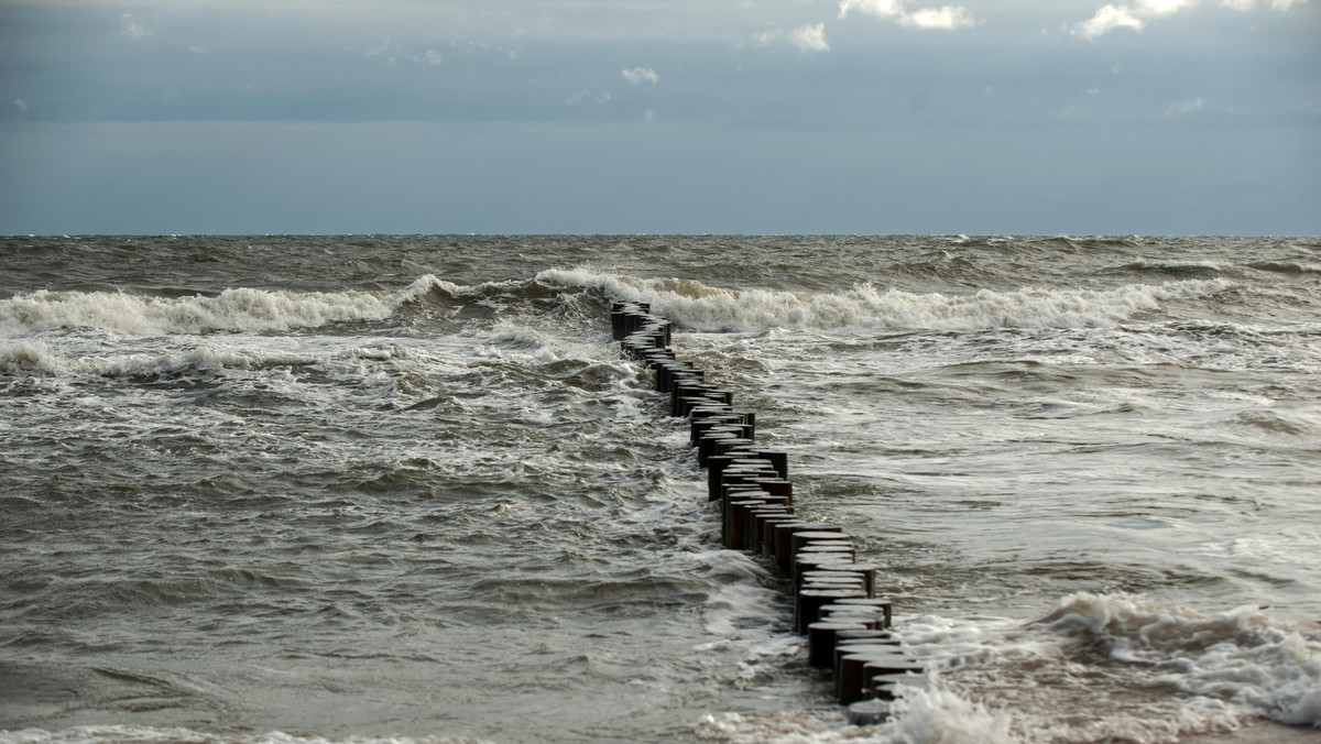Tragedia nad Bałtykiem. 75-letni mężczyzna zginął podczas zejścia do wody