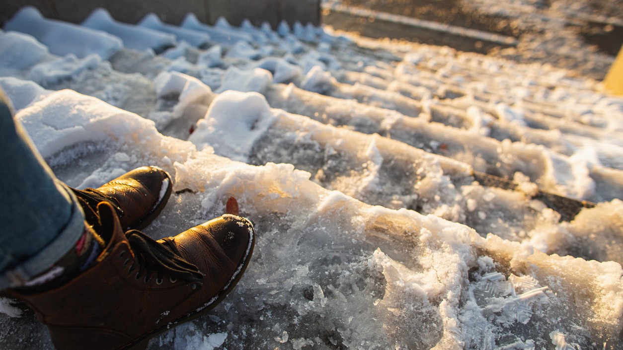Ľad na schodoch predstavuje riziko pošmyknutia a úrazov. 