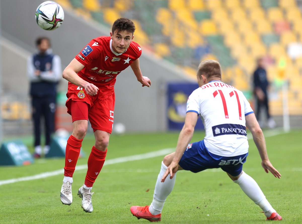 Piłkarz Podbeskidzia Bielsko-Biała Łukasz Sierpina (P) i Dawid Szot (L) z Wisły Kraków podczas meczu Ekstraklasy