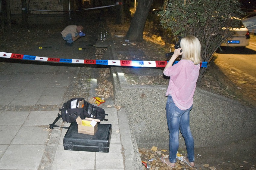 Kako javljaju reporteri "Blica", B. C. je sedeo sa drugom na klupi ispred zgrade kad mu je prišao za sada nepoznati muškarac, koji je ispalio na njega dva hica od kojih ga je jedan pogodio u nogu.