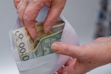 13. emerytura: Ile do ręki? Niektórzy seniorzy dostaną przelew przed Wielkanocą
