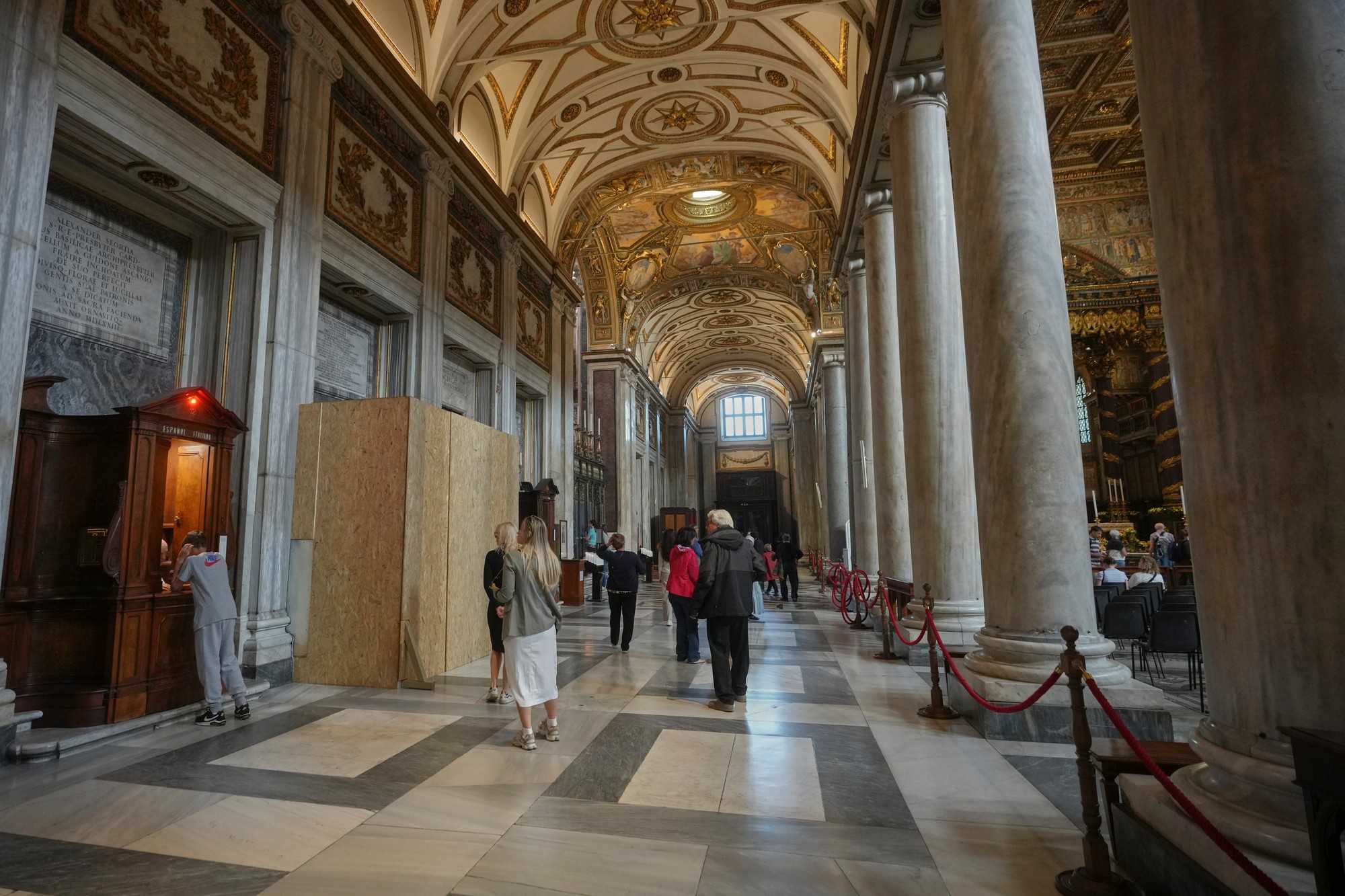 Prípravy na pohreb pápeža Františka v rímskej Bazilike Panny Márie Väčšej (Santa Maria Maggiore).