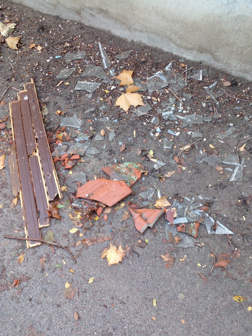 srča i ostaci roletni kao i delovi crepa vidljivi ispred kuće