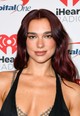 Dua Lipa hosszú ideig a cseresznye vörösre esküdött, ami 2025-ben is velünk marad 