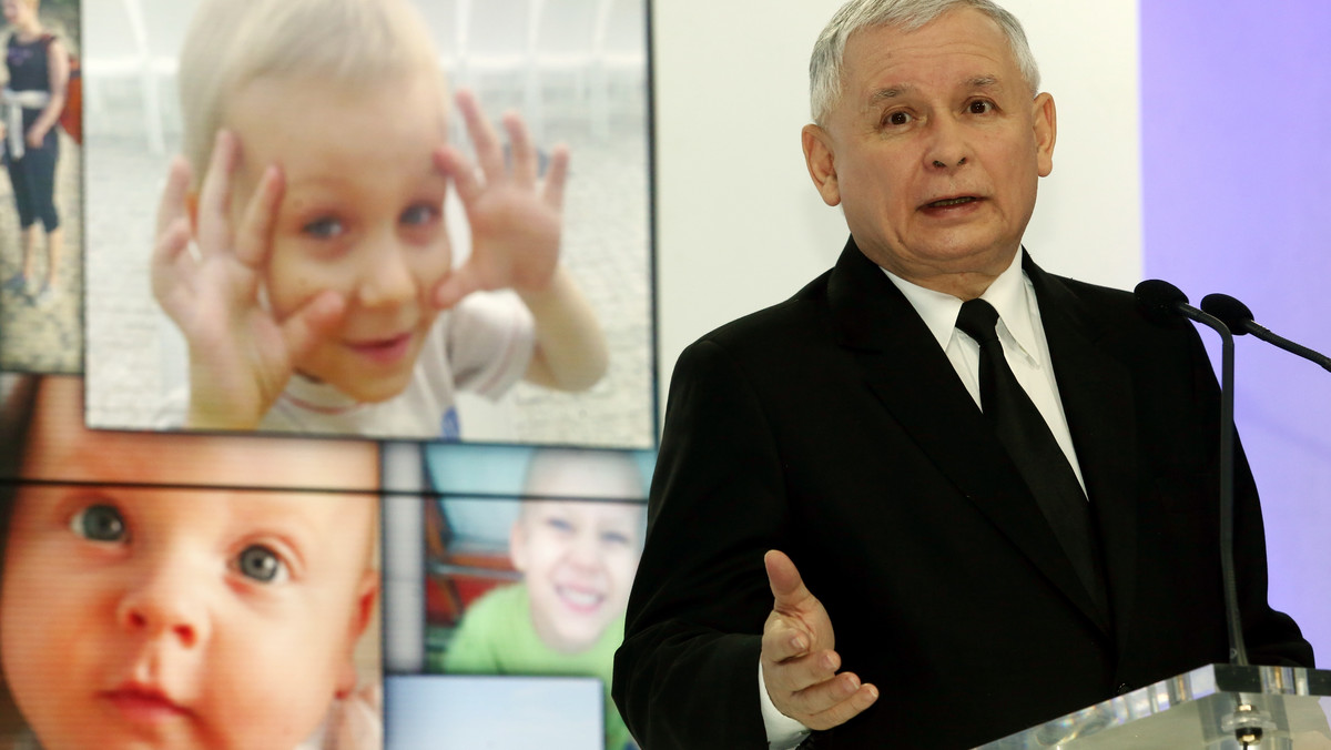 Szef PiS Jarosław Kaczyński uważa, że dla zażegnania kryzysu demograficznego, UE powinna prowadzić wspólną politykę prorodzinną. Według pomysłu PiS, w ramach takiej polityki, w Polsce na każde dziecko przypadałoby 500 zł miesięcznie.