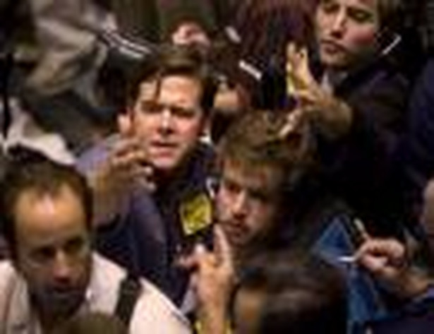 Maklerzy na NYME obstawiają kontrakty, gdy ropa spadła poniżej 80 dol. za baryłkę. Fot. Bloomberg News