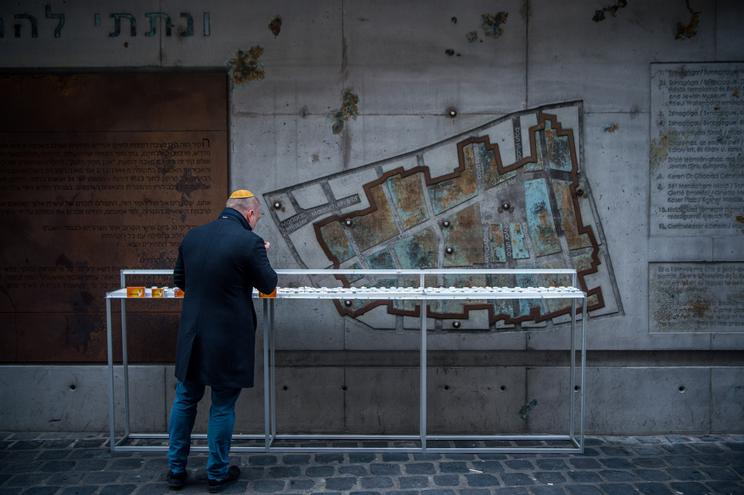 Mécsesek a budapesti gettó emlékfalánál - a kép 2020-ban készült / Fotó MTI/Balogh Zoltán