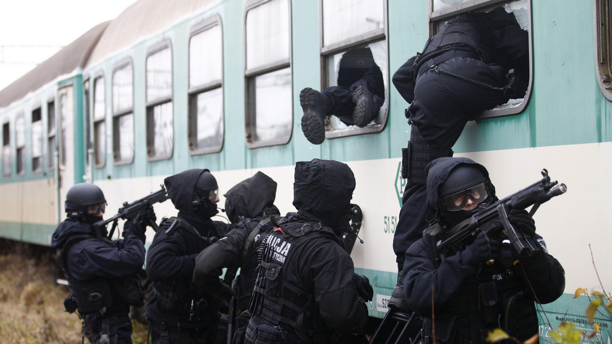W Wojskowym Ośrodku Szkolenia Kondycyjnego w Mrągowie doszło do tragedii. Podczas szkolenia śmierć poniósł komandos Zespołu Bojowego Jednostki Wojskowej GROM. Prokuratura bada okoliczności zdarzenia. Do zdarzenia doszło 30 marca.
