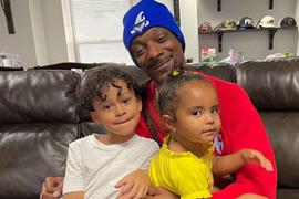 "Unuk me pita: 'Deda, kako ŽENA IMA DETE SA ŽENOM?', i šta da mu kažem? Zbog GEJ SCENA ga više ne vodim u bioskop", pevač razbesneo ljude, pitaju ga da li su njegove pesme o DROGI I MIZOGINIJI prikladne za decu