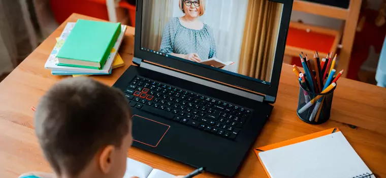 Oto laptopy, jakie dostaną od rządu 4-klasiści. Model w zależności od regionu