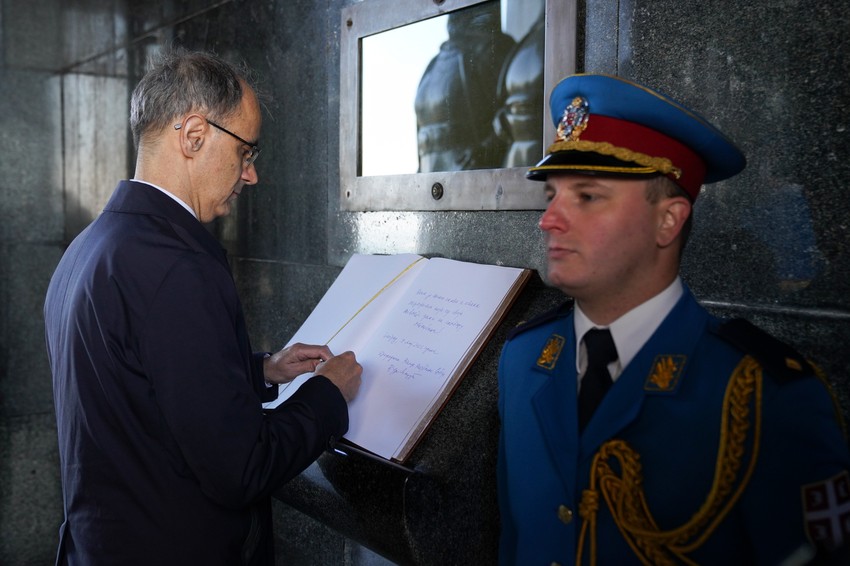 Predsednik Vlade Republike Srbije Đuro Macut položio je venac na Avali povodom Dana pobede nad fašizmom
