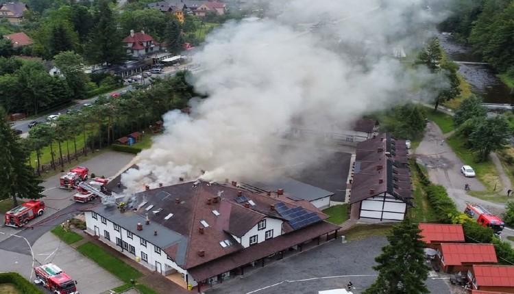 Płonie hotel w Wiśle. Trwa trudna akcja gaśnicza