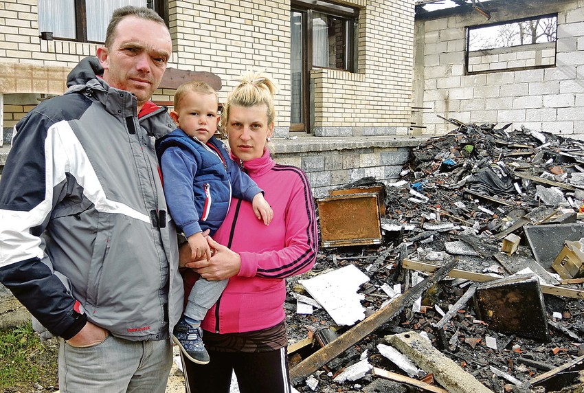 Mali Andrija sa roditeljima na zgarištu