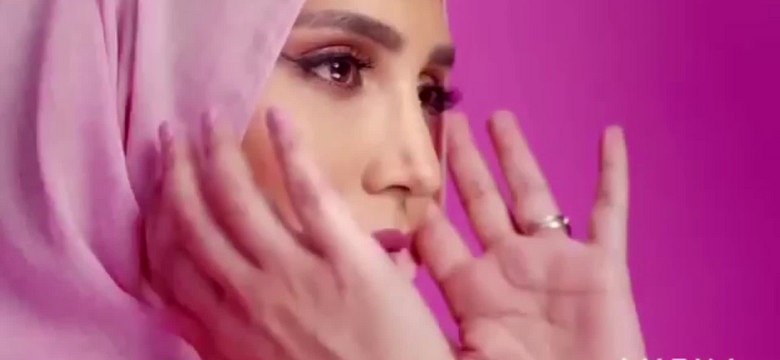 Dziewczyna w hidżabie wycofała się z reklamy L'Oreal. Powód? Jej wypowiedzi z 2014 roku