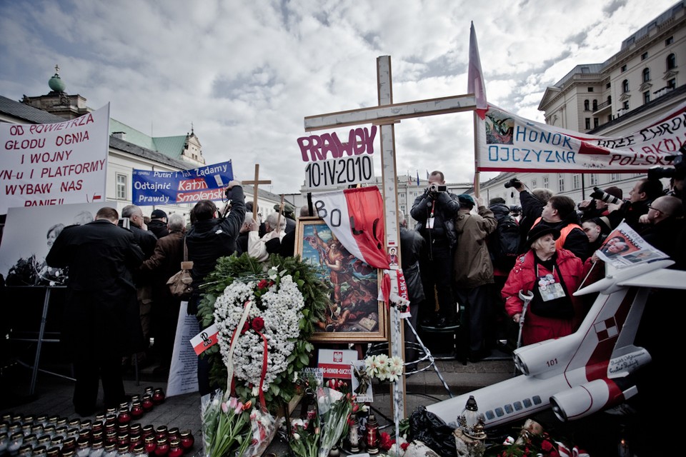 Zwolennicy PiS przed pałacem, fot. Maciej Stankiewicz