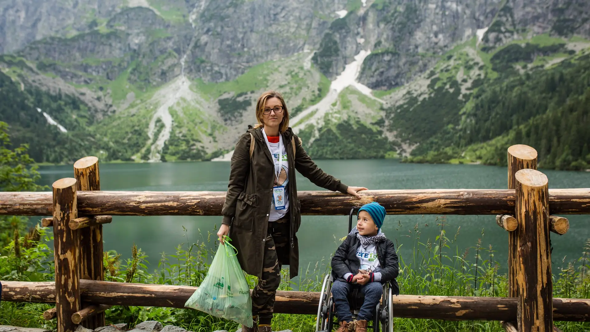 5-letni chłopiec na wózku sprząta Tatry ♥ A turyści dają mu swoje śmieci...