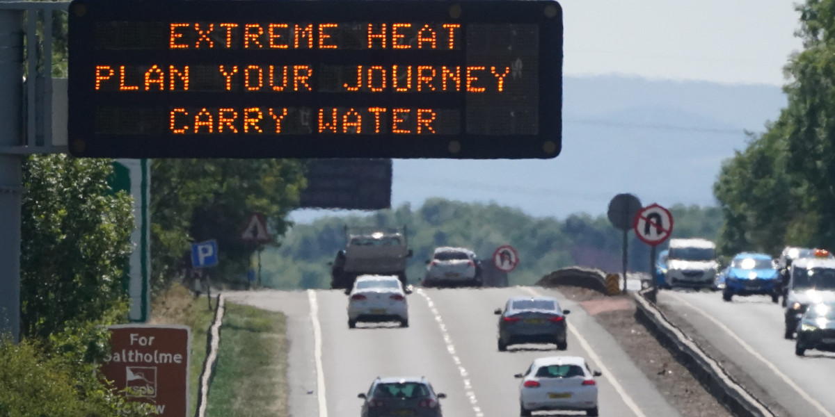 Tablica nad drogą A19 w kierunku Teesside wyświetla ostrzeżenie dotyczące ekstremalnych warunków pogodowych. Wielka Brytania 16 lipca 2022 r.