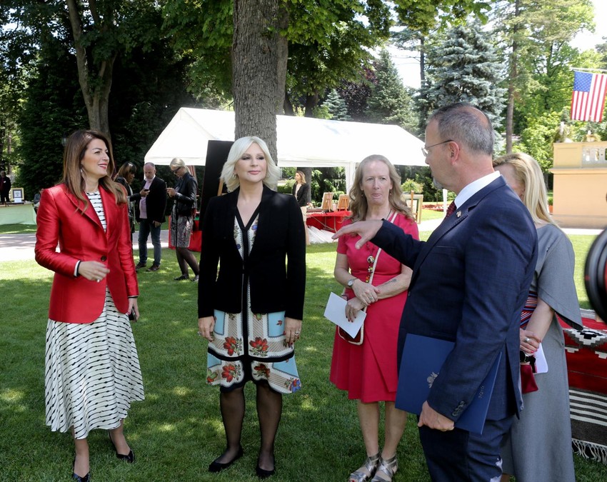 Ministarka Tatjana Matić i potpredsednica Vlade Zorana Mihajlović u društvu gospođe En Godfri i ambasadora SAD, Entonija Godfrija.