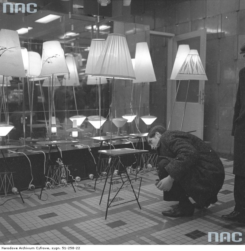 Centralny Dom Towarowy, dział elektrotechniczny, 1967. Fot. NAC