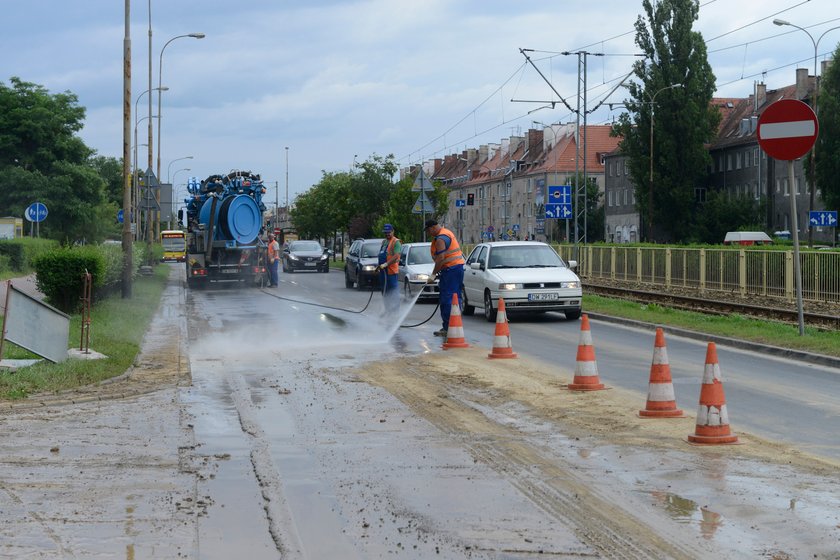 Wyłączony z ruchu pas jezdni na al. Hallera we Wrocławiu