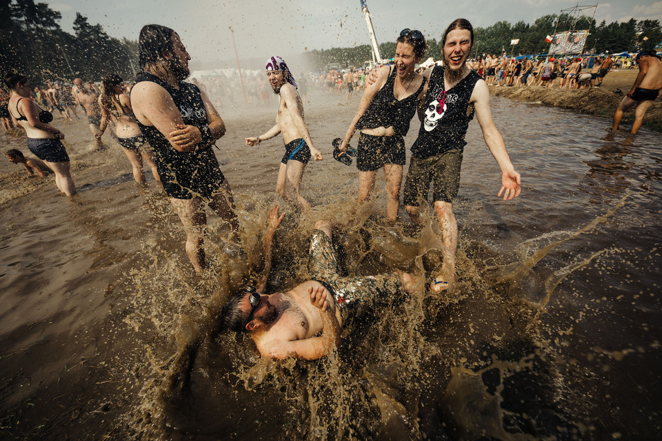 Pol'and'Rock Festival 2018: błotne kąpiele pod "grzybkiem"