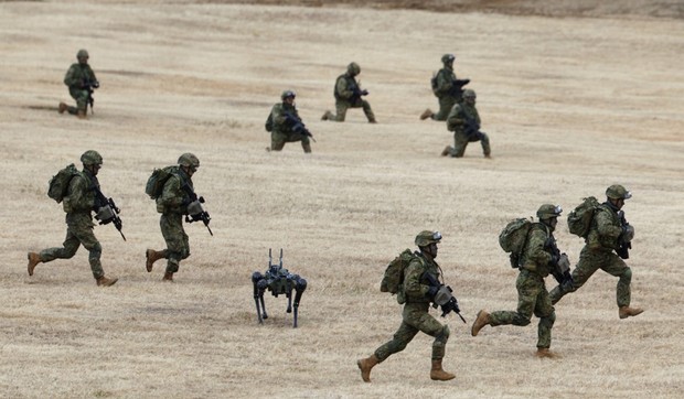 Vežba japanske vojske sa robotom u kampu Narašino kod Tokija 11. januara