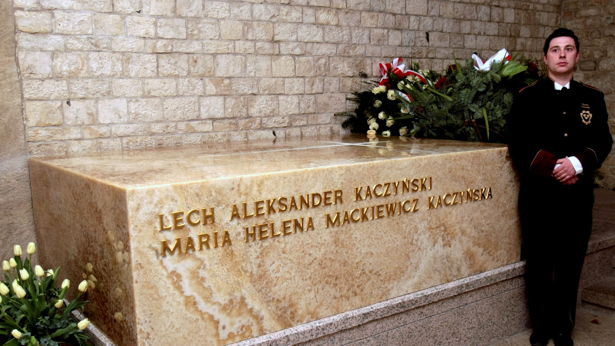 Według sondażu OBOP-u 63 proc. ankietowanych uznało za niesłuszną decyzję o pochowaniu prezydenta Lecha Kaczyńskiego na Wawelu. 51 proc. badanych opowiada się za wybudowaniem pomnika ofiar katastrofy smoleńskiej w centrum Warszawy.
