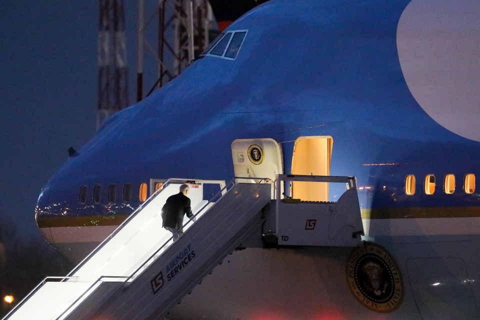 Joe Biden wsiada na pokład samolotu Air Force One na lotnisku w Warszawie, kończąc wizytę w Polsce