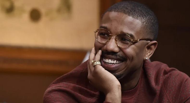 Célèbre acteur, Michael B. Jordan a un sourire aguicheur, des yeux brun foncé et un physique attrayant fait craquer ses fans à chaque apparition. Le « magazine people » l’a élu homme le plus sexy de l’année en 2020.