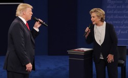 Pełna emocji debata Clinton-Trump. Miliarder zadał nieczysty cios, pojawił się z czterema kobietami...