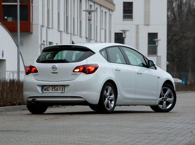 Do redakcji trafiła biała rakieta Opla z turbodoładowanym benzynowym silnikiem 1.4. Oto jak wygląda 140 KM z Gliwic w akcji...