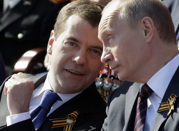 Dymitr Miedwiediew i Władimir Putin. Fot. Bloomberg