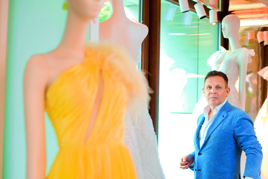 Krzysztof Jabłoński, ma 64 lata i przez ponad dwie dekady pieniądze zarabiał na produkcji świec zapachowych, m.in. dla IKEA. W 2018 roku sprzedał firmę niemieckiemu inwestorowi i postanowił  zostać aniołem biznesu swojej żony na rynku ślubów, wesel i eventowym.