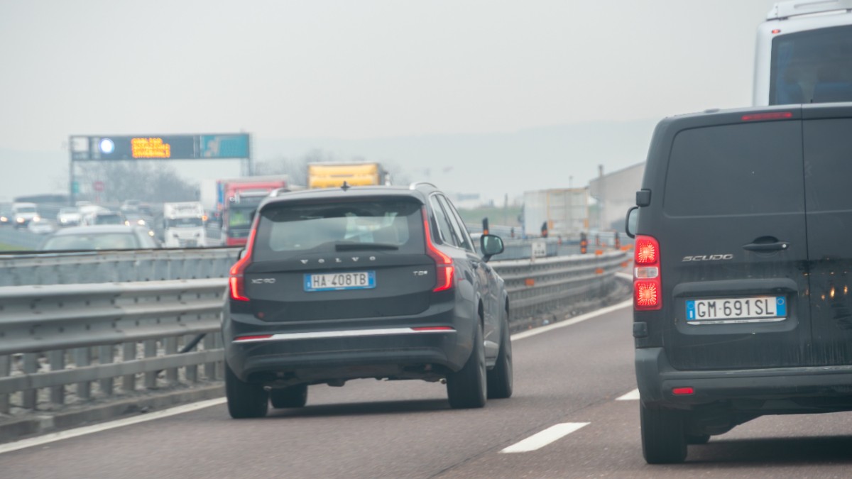 Amendă pentru șoferii care circulă cu viteze sub 100 km/oră pe banda de depășire: reguli noi în Codul Rutier din Italia