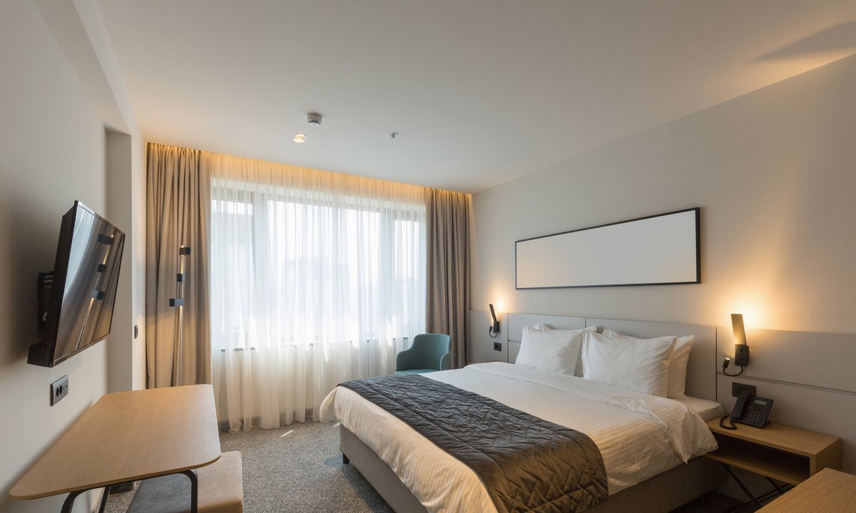 Dlaczego w hotelowym łóżku prawie zawsze są cztery poduszki? Nie chodzi o wygodę