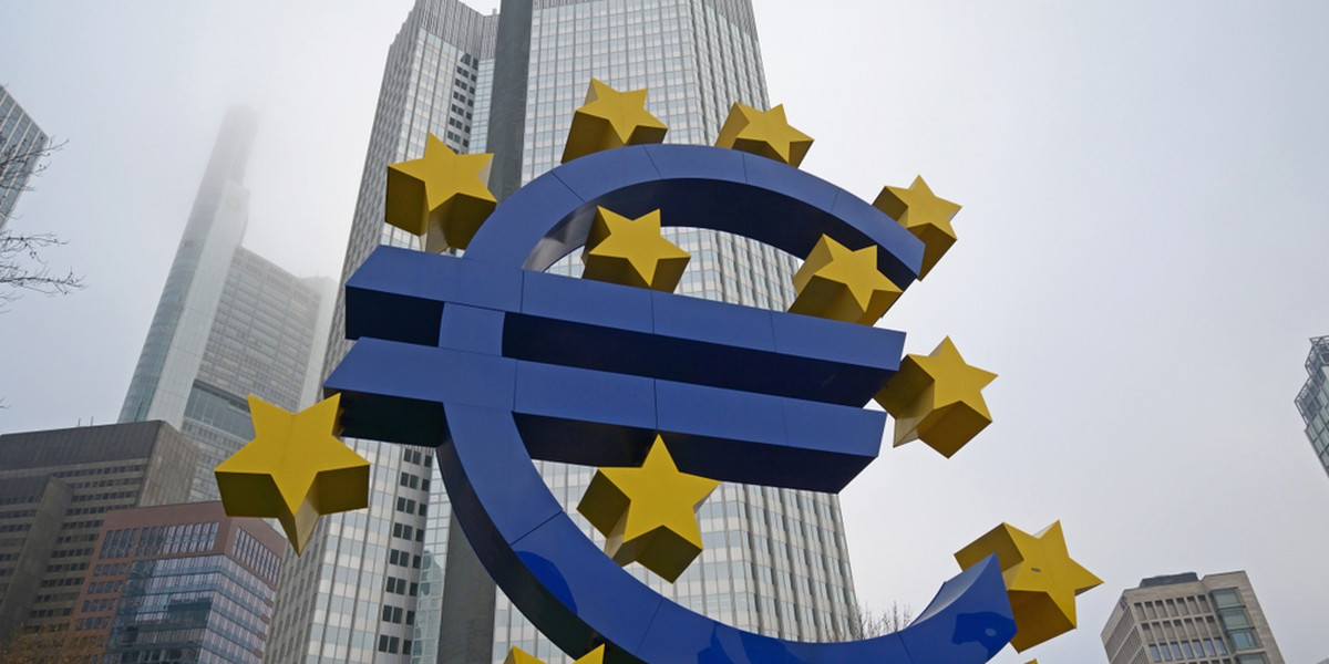 Według EBC przekraczająca obecnie 4 proc. inflacja spadnie w przyszłym roku poniżej wynoszącego 2 proc. celu, jednak inwestorzy obstawiają utrzymywanie się presji na wzrost cen, które mogłoby zmusić EBC do zaostrzenia polityki.