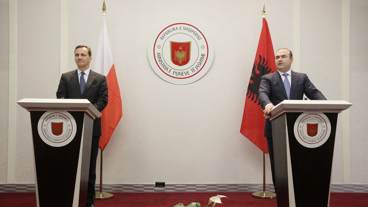 Szef MSZ Radosław Sikorski oświadczył w Tiranie, że Polska, w czasie swojej prezydencji będzie wspierała Albanię w jej europejskich aspiracjach. Wezwał też do złagodzenia sporu politycznego, tak by możliwe było przyjęcie ustaw zbliżających Albanię do UE. Jak zaznaczył, aby Albania przybliżyła się do Wspólnoty potrzebna jest "narodowa obsesja stania się członkiem UE", a to - zauważył - wymaga konsensusu sił politycznych.