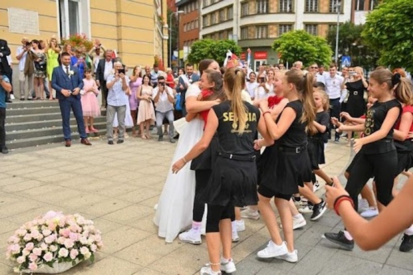 Mlada nije mogla da sakrije suze radosnice