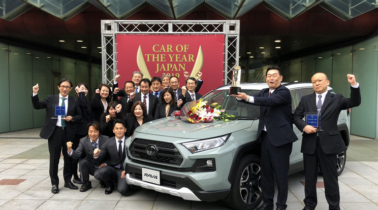 A mostani győzelmével tizedik JCOTY Év Autója díját szerezte meg a Toyota-csoport