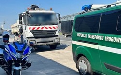 Wstrząsające odkrycie inspektorów ITD. Kierowca wpadł przez piasek